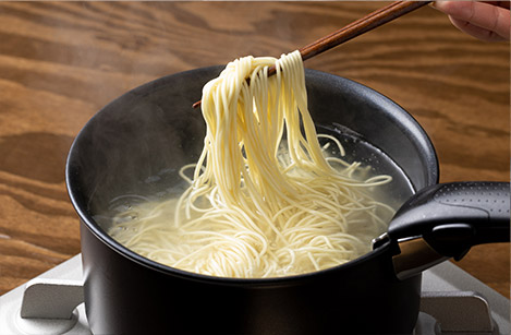 麺を茹でる